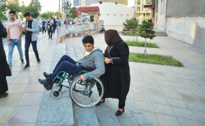 شیراز؛ شهری با ۳۰ درصد دسترسی؛ از پیاده‌روهای مسدود تا قوانین اجرا نشده؛ صدای بی‌پرده معلولان فارس